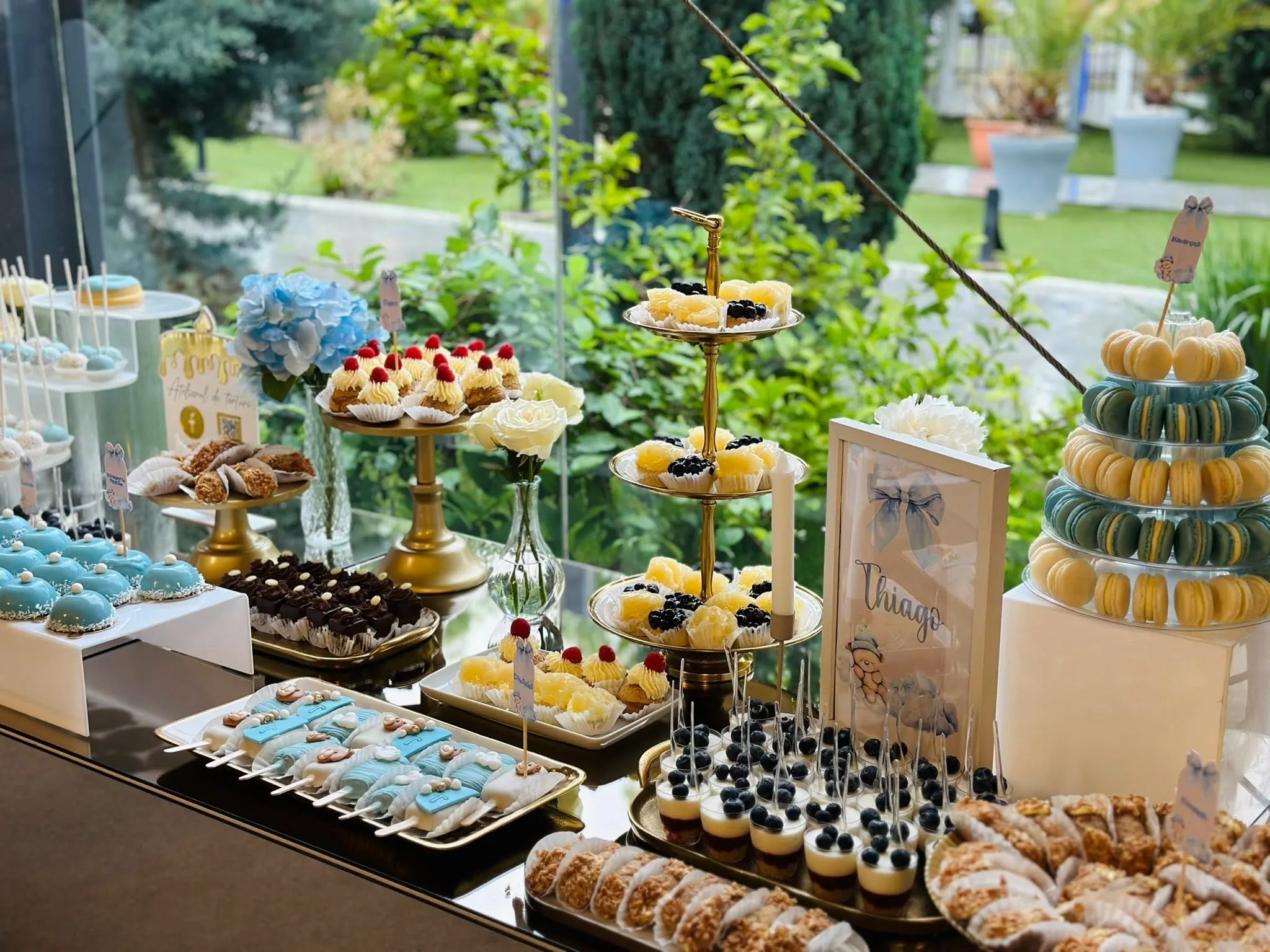Candy bar aranjat în tema evenimentului