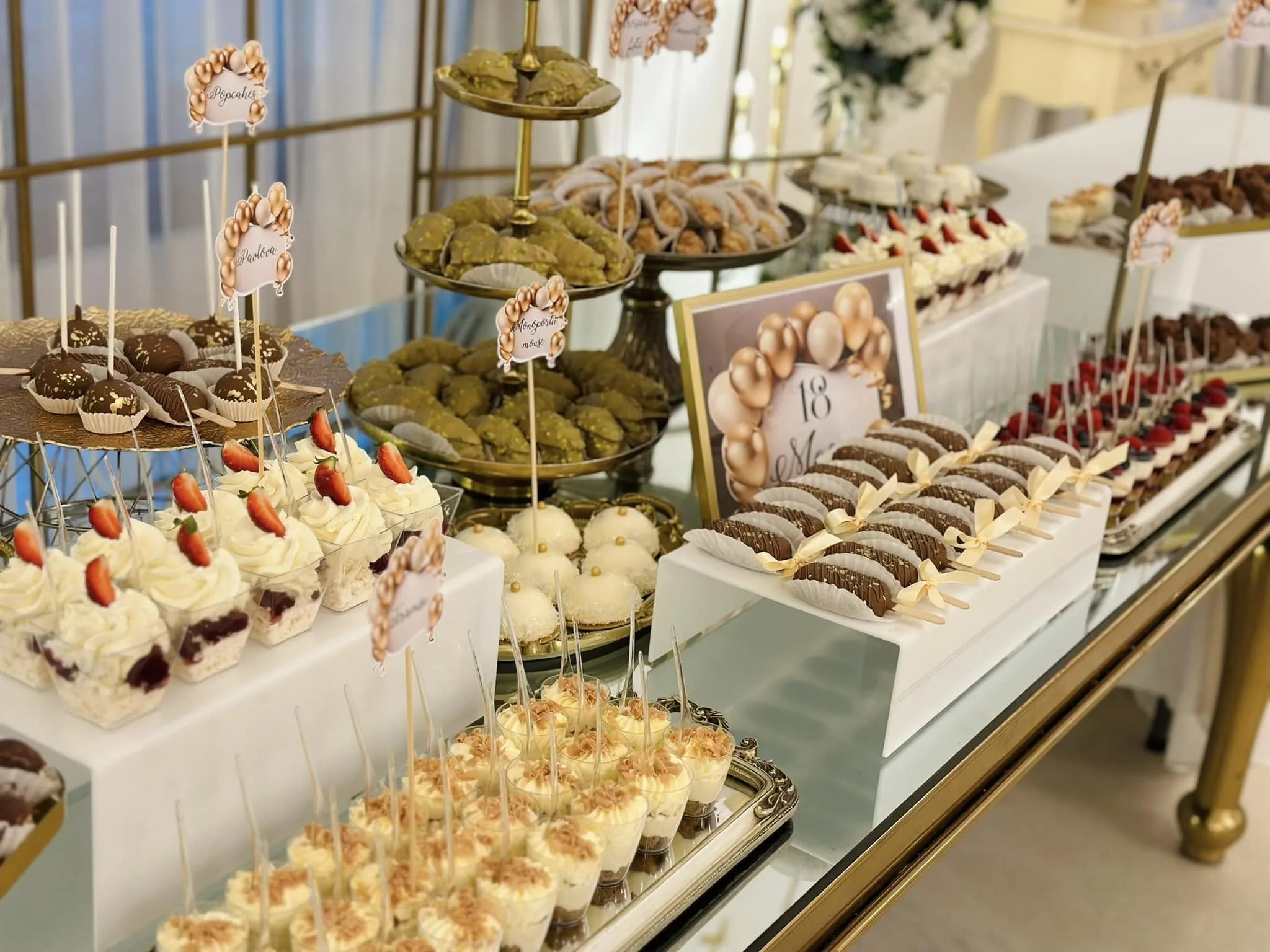 Candy bar cu mini-prăjituri asortate