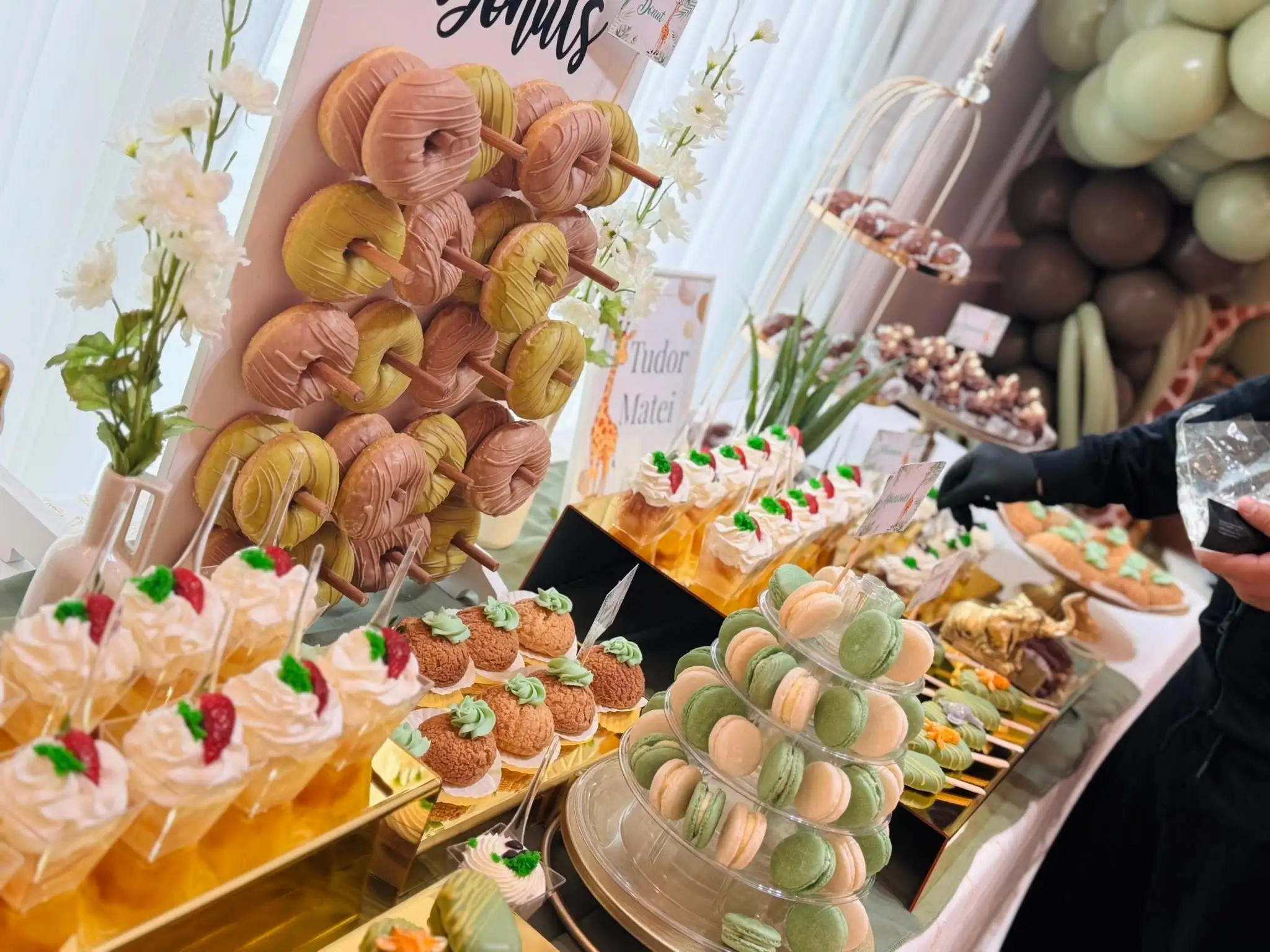 Candy bar cu mini-prăjituri și decor personalizat