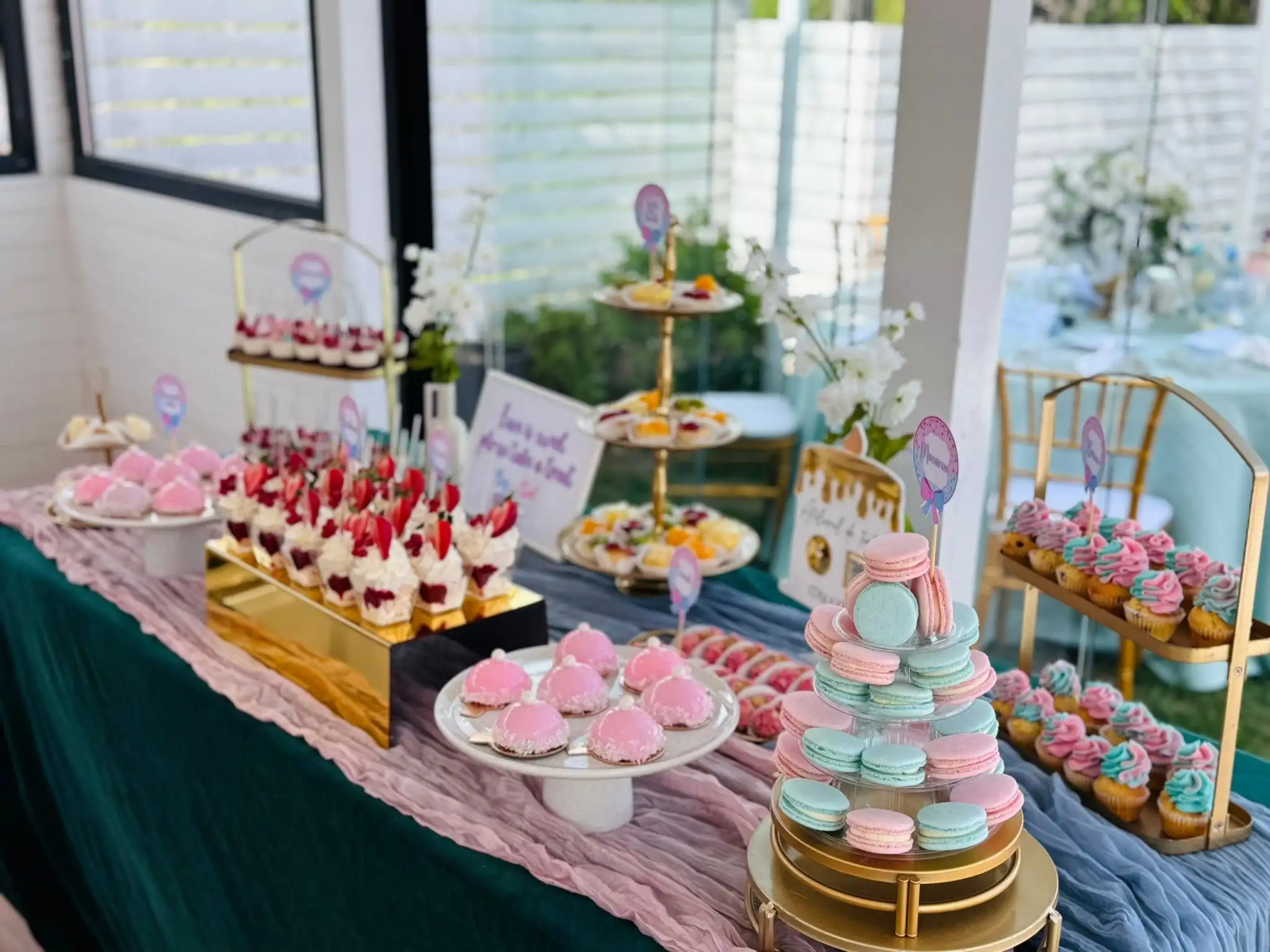Aranjament candy bar cu recuzită în tema evenimentului