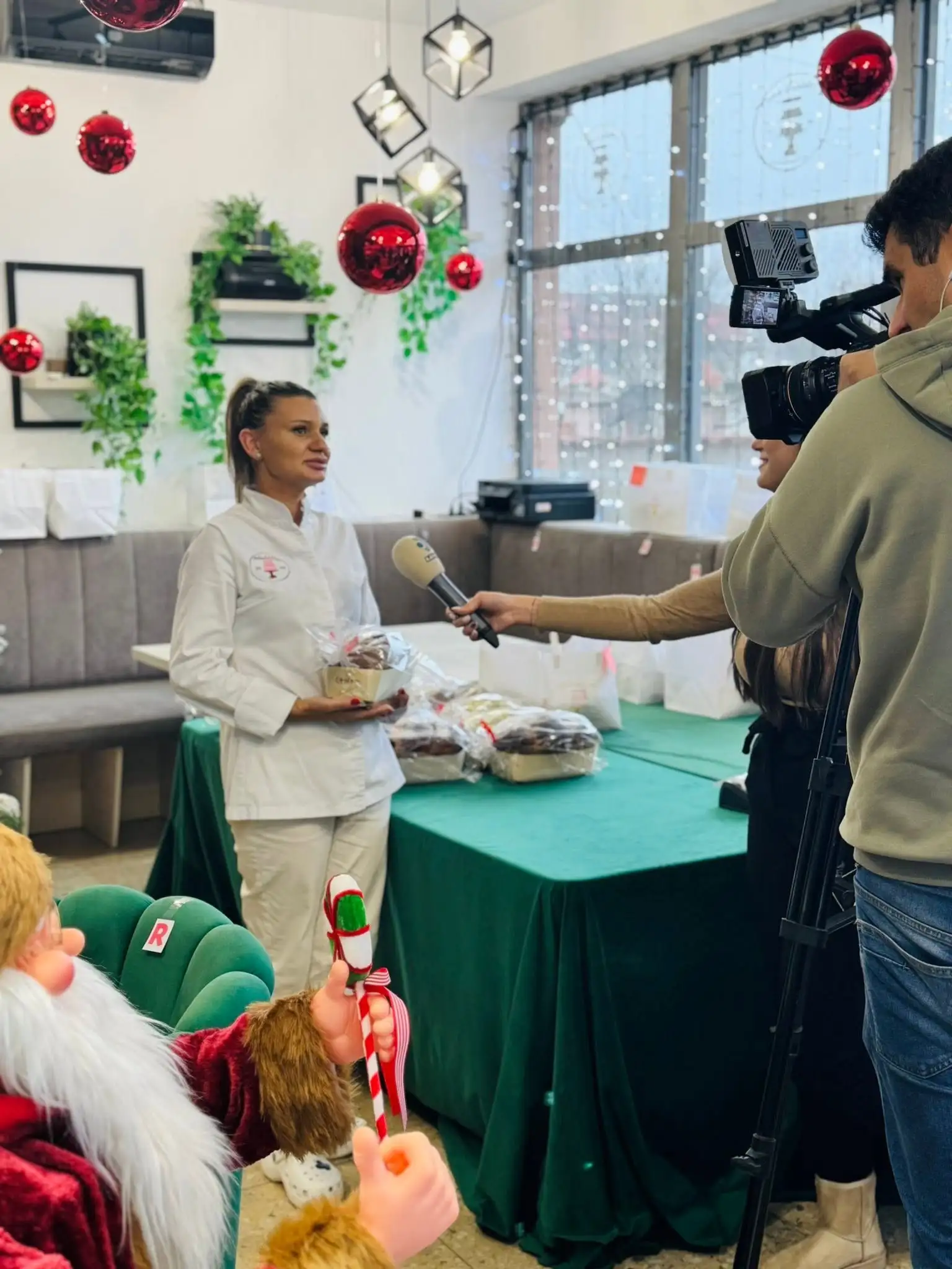 Alexandra în atelier, în timpul unui interviu