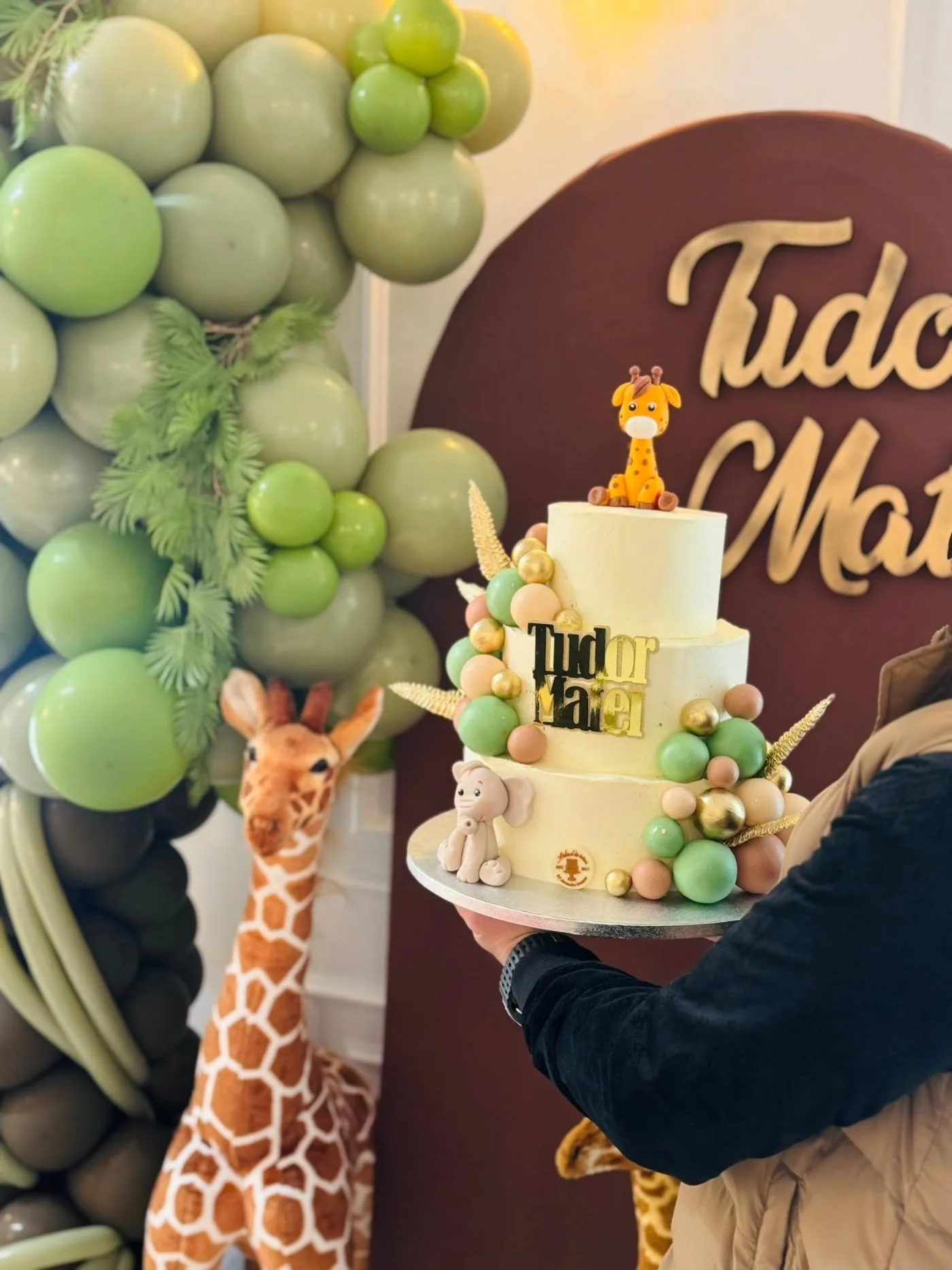 Tort etajat cu decor în nuanțe de verde și auriu